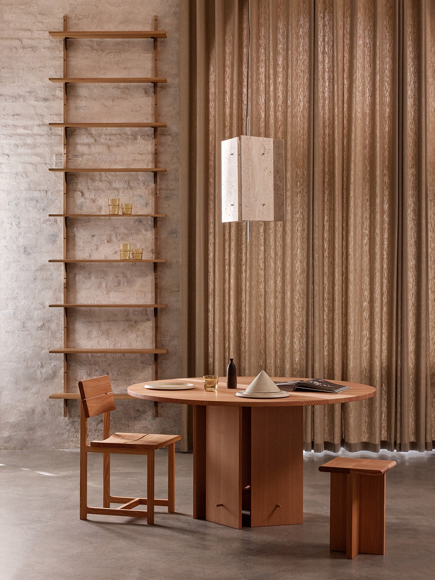 Aukko Dining Table - Ø140 cm - Douglas Fir – Ferm Living