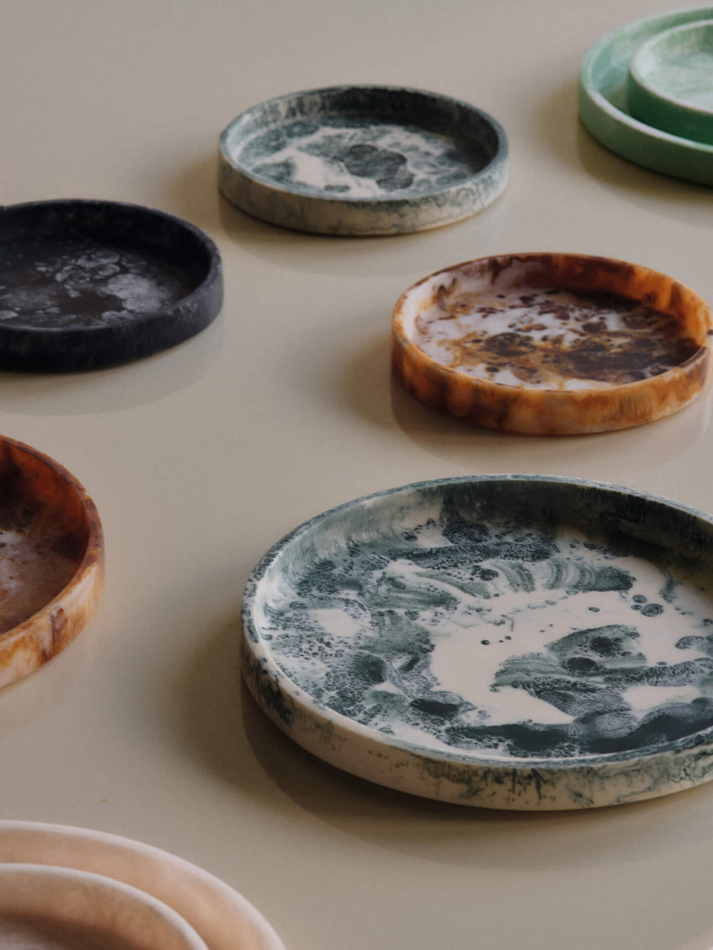 Mist Round Tray - Emerald Off-white