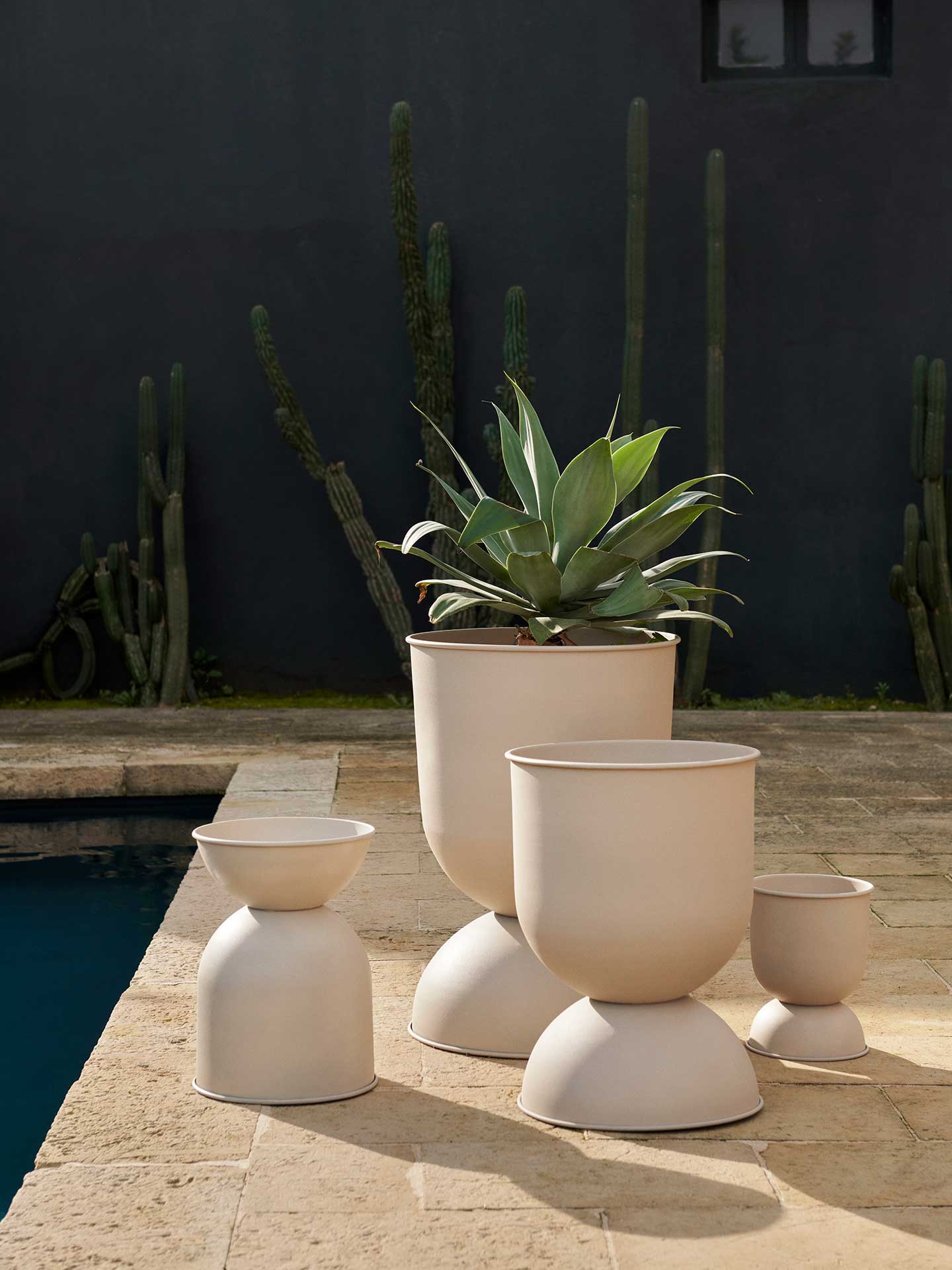 ferm LIVING Hourglass Pot M フォームリビング 鉢 Beautiful plant pot with a stand → FermLiving.dk – Ferm Living