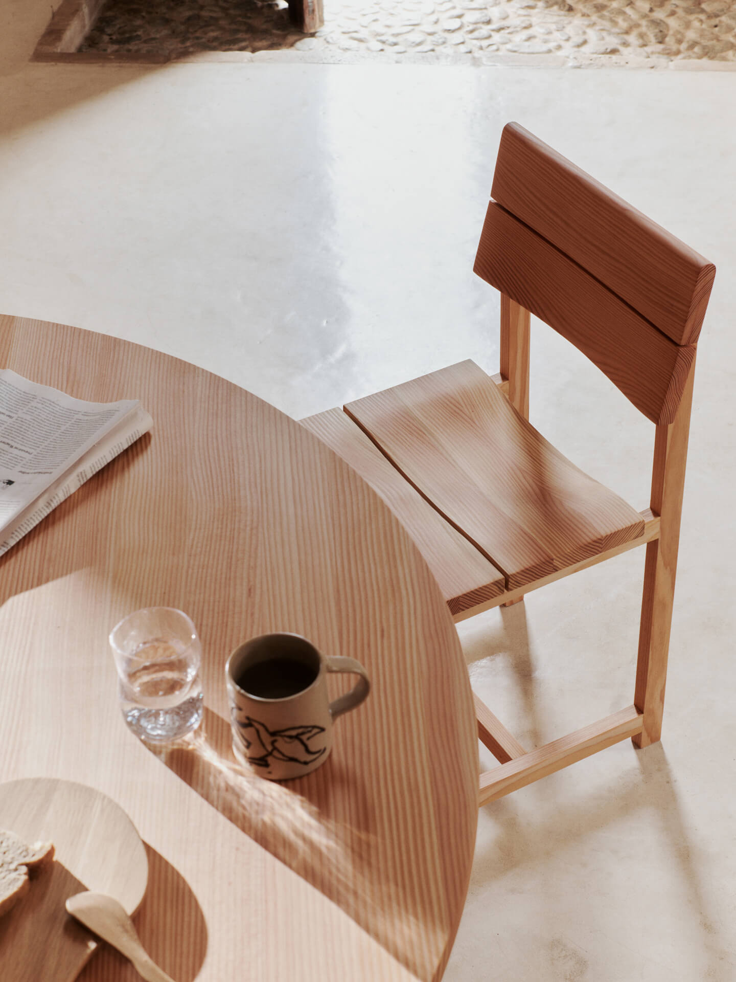 Aukko Dining Table - Ø140 cm - Douglas Fir – Ferm Living