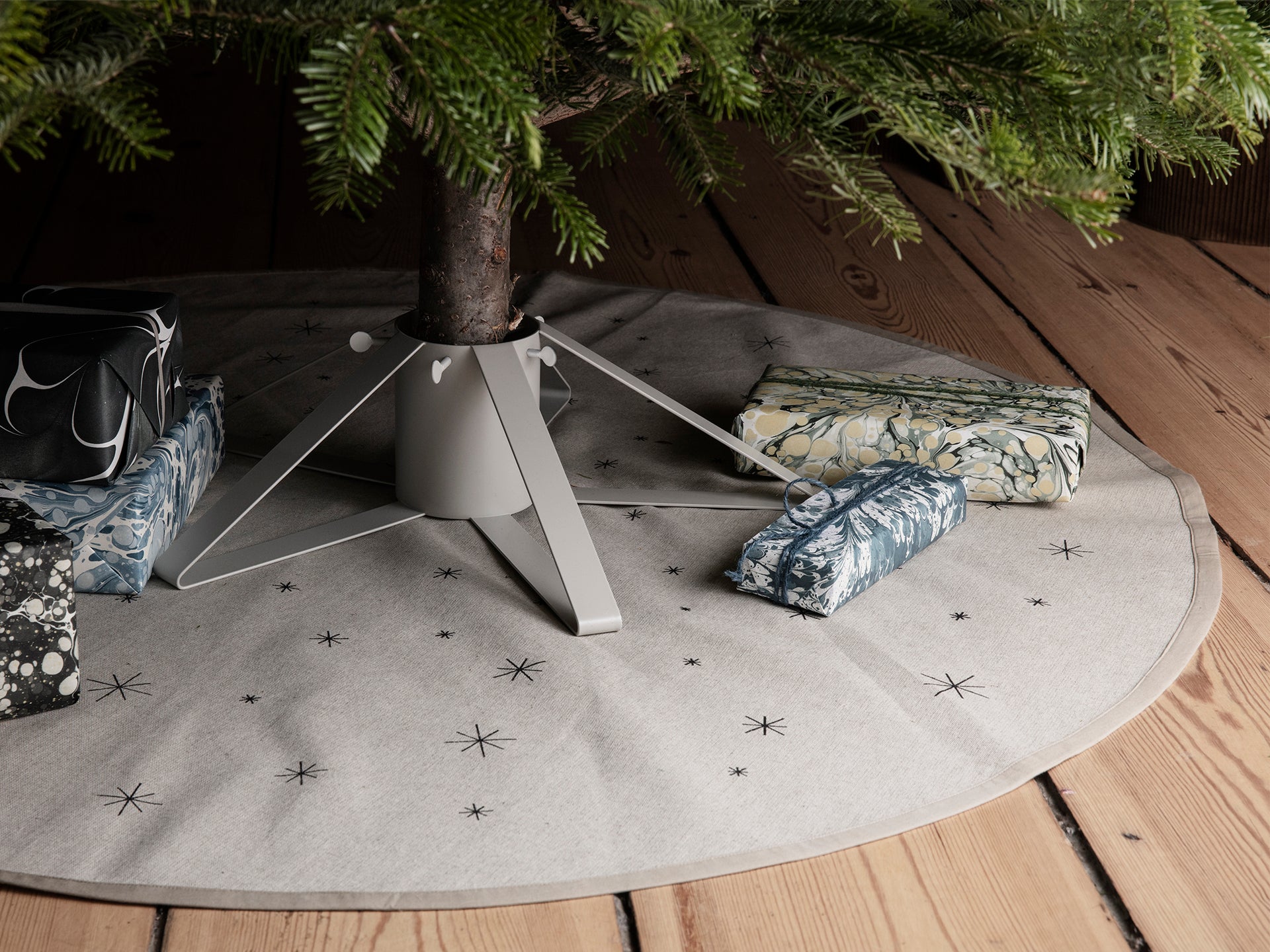 Star Christmas tree rug decorated with stars – Ferm Living