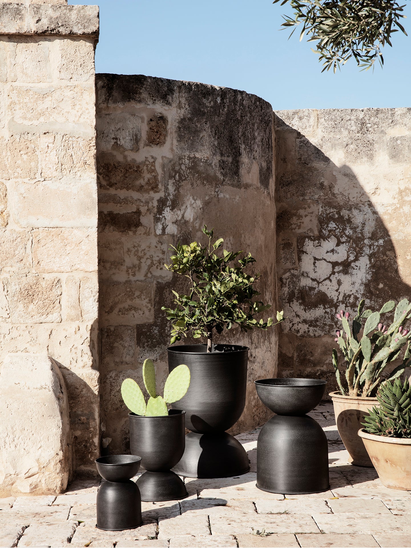ferm LIVING Hourglass Pot Extra Small 黒 Hourglass Pot in Black - Extra Small by Ferm Living | Green Living