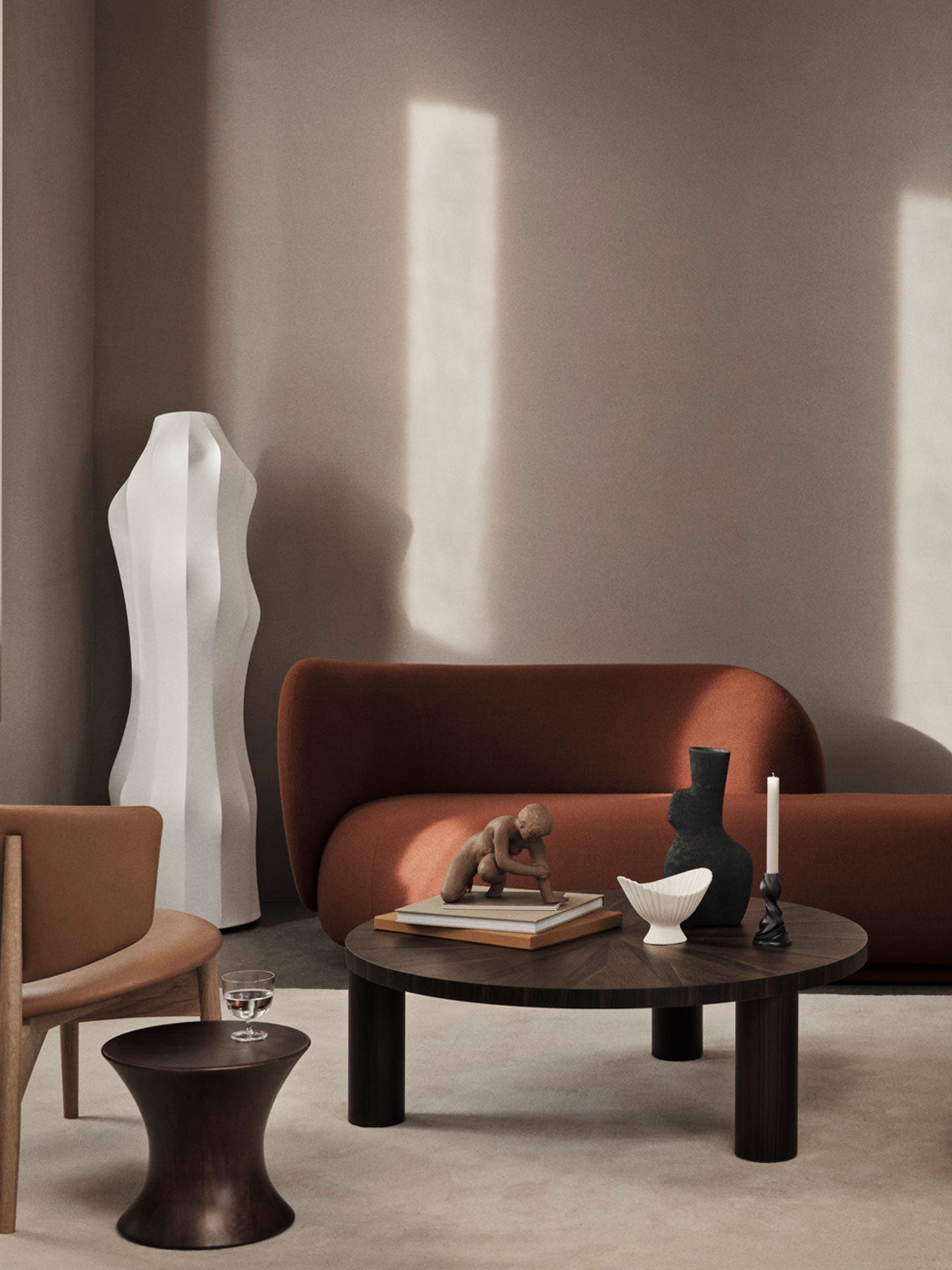 Ferm Living｜Post コーヒーテーブル（スモークドオーク） 円形 Post Coffee Table - Large - Smoked Oak Star/Plain by Ferm Living