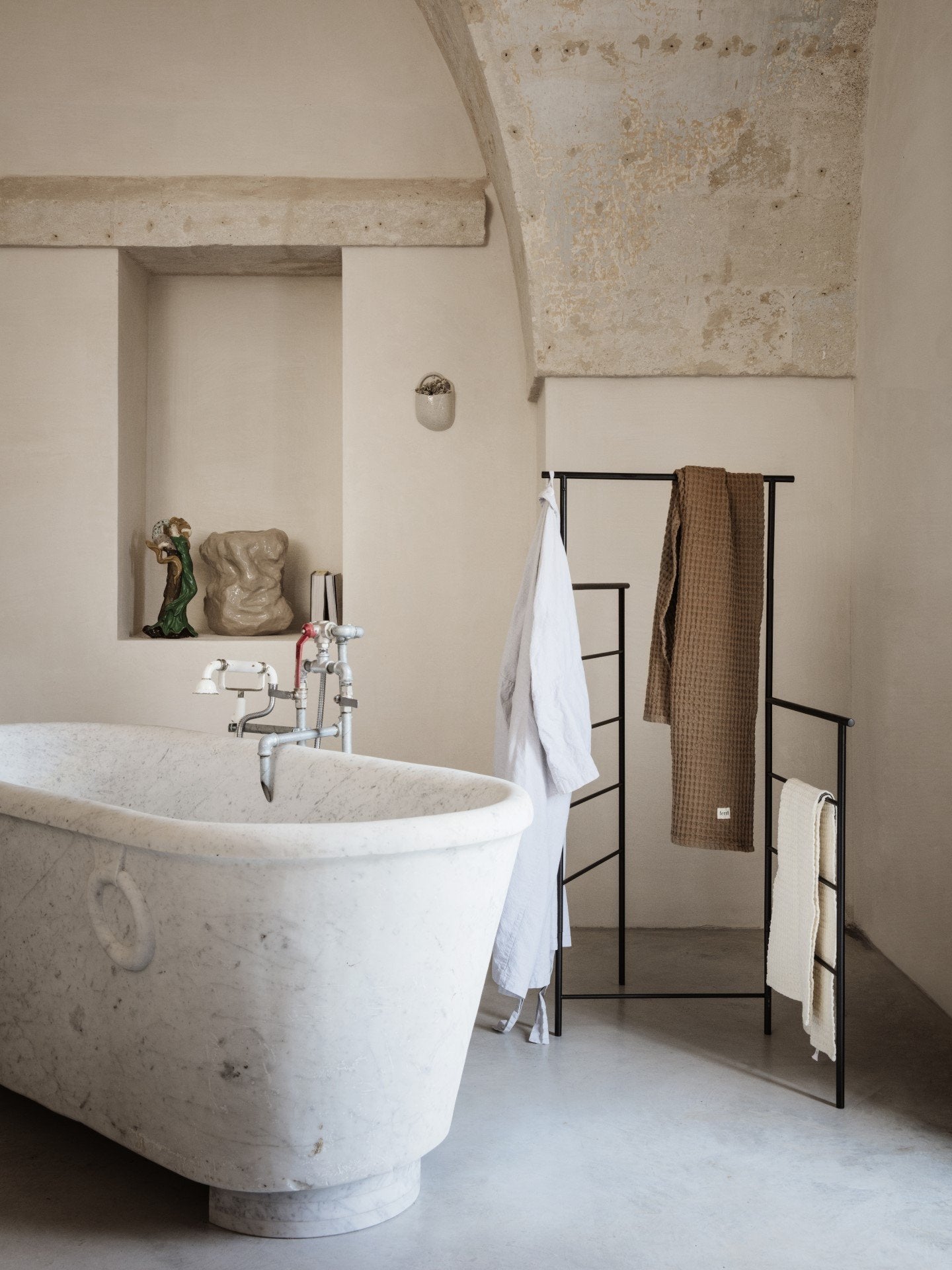 Dora clothes stand in powder-coated metal | Ferm Living