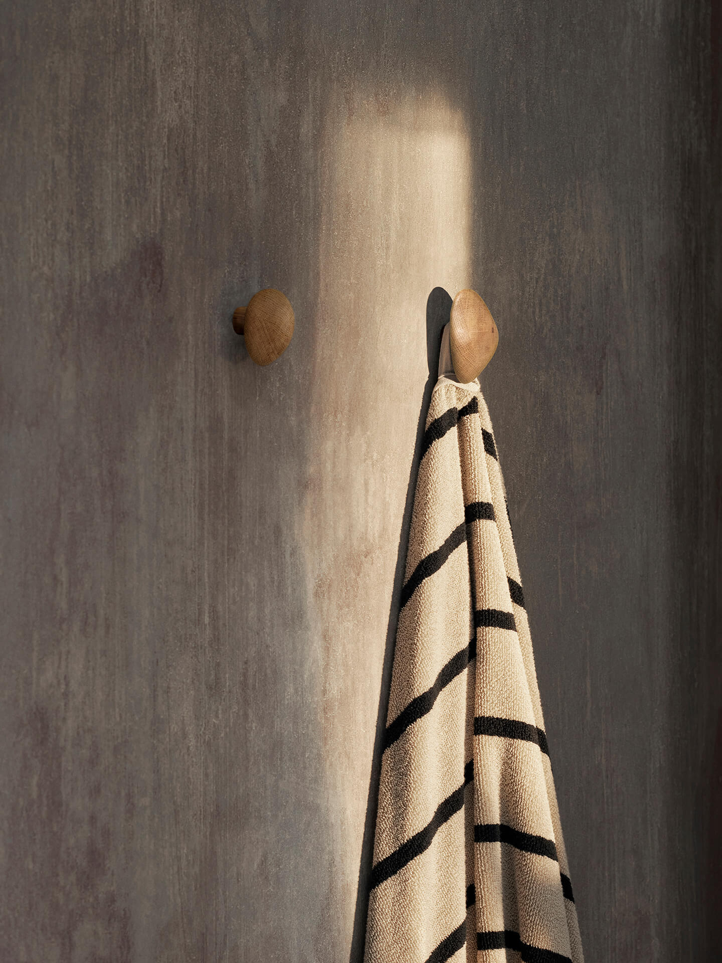 Cairn Hooks – Set of 2 – Oak | Ferm Living