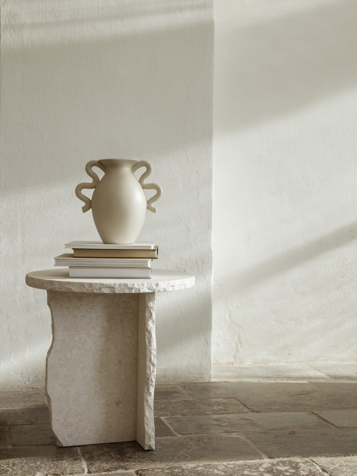 Verso vase with a sculptural appearance | Cream | Ferm Living