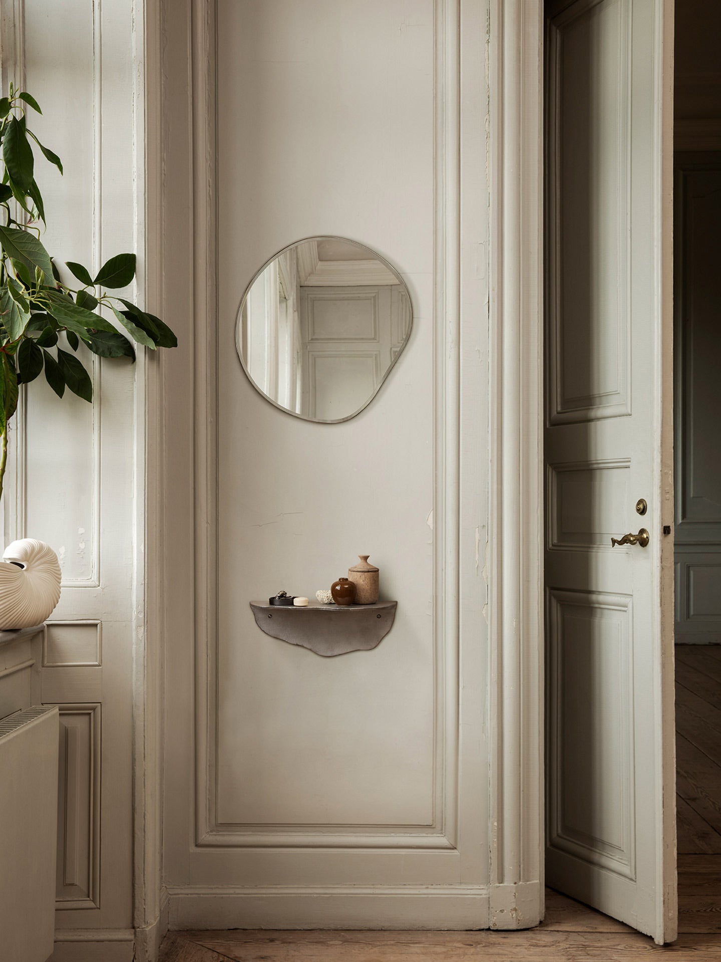 鏡 ferm Living Pond Mirror - Small Small Pond mirror in organic shape | Available in several variants