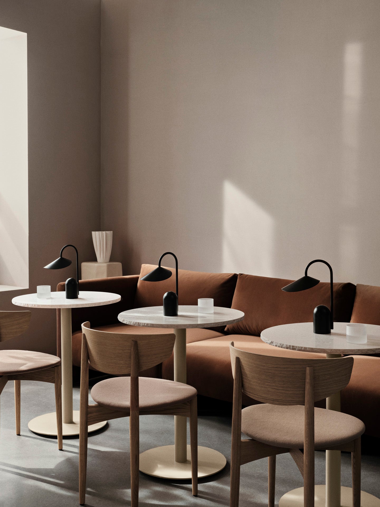 ferm LIVING Mineral Cafe 大理石 円形カフェテーブル Mineral Café Table - Bianco Curia marble with beige foot | Ferm Living