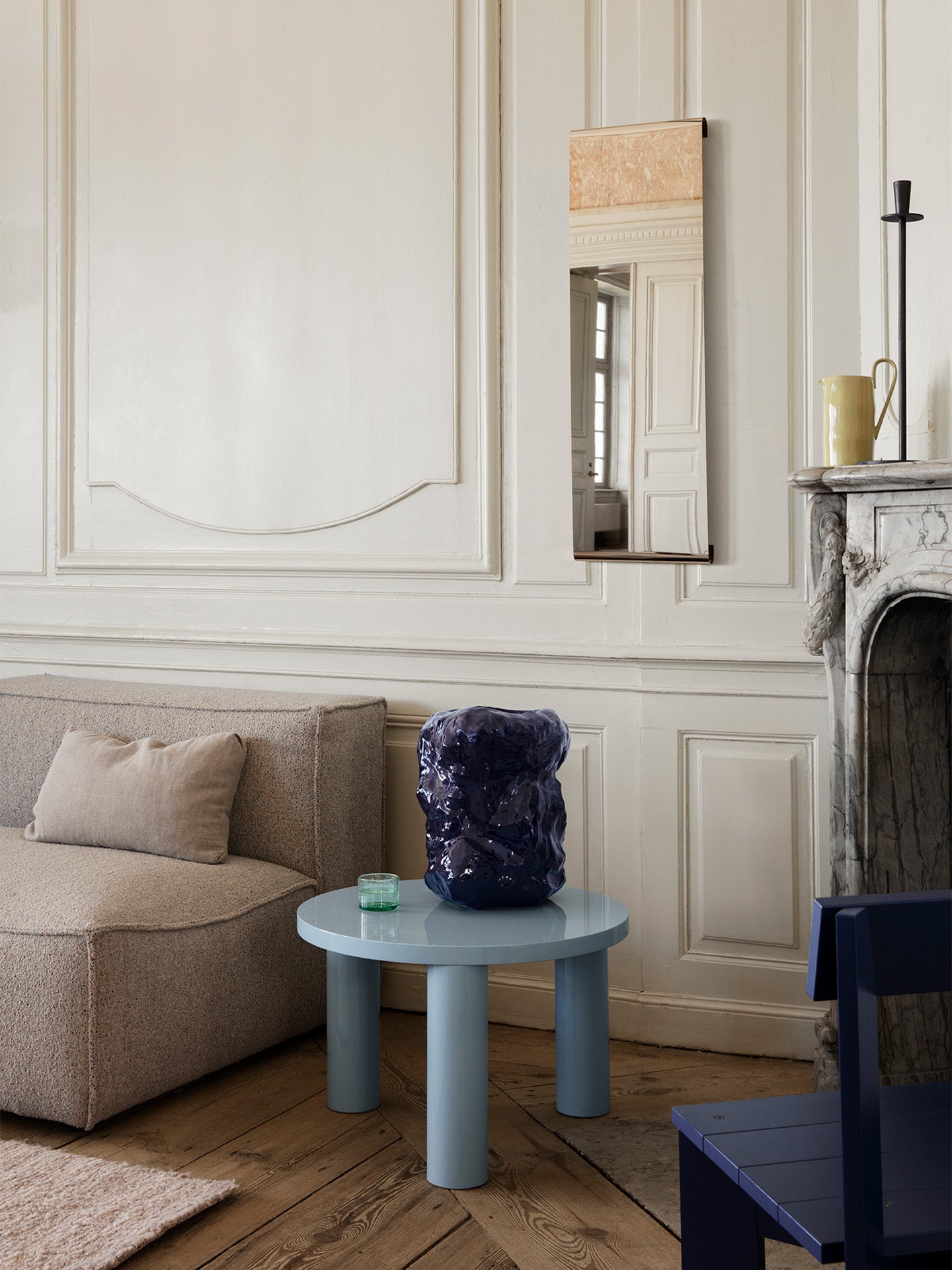 Post Coffee Table | Round coffee table in high-gloss lacquer